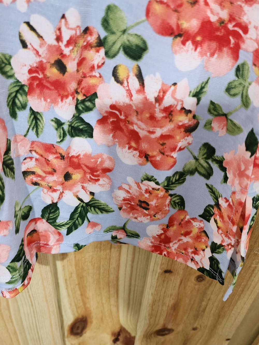 NEW Scarlett Blue Floral Short-Sleeve V-Neck Blouse. 94% Poly 6% Spandex - Picture 4 of 9